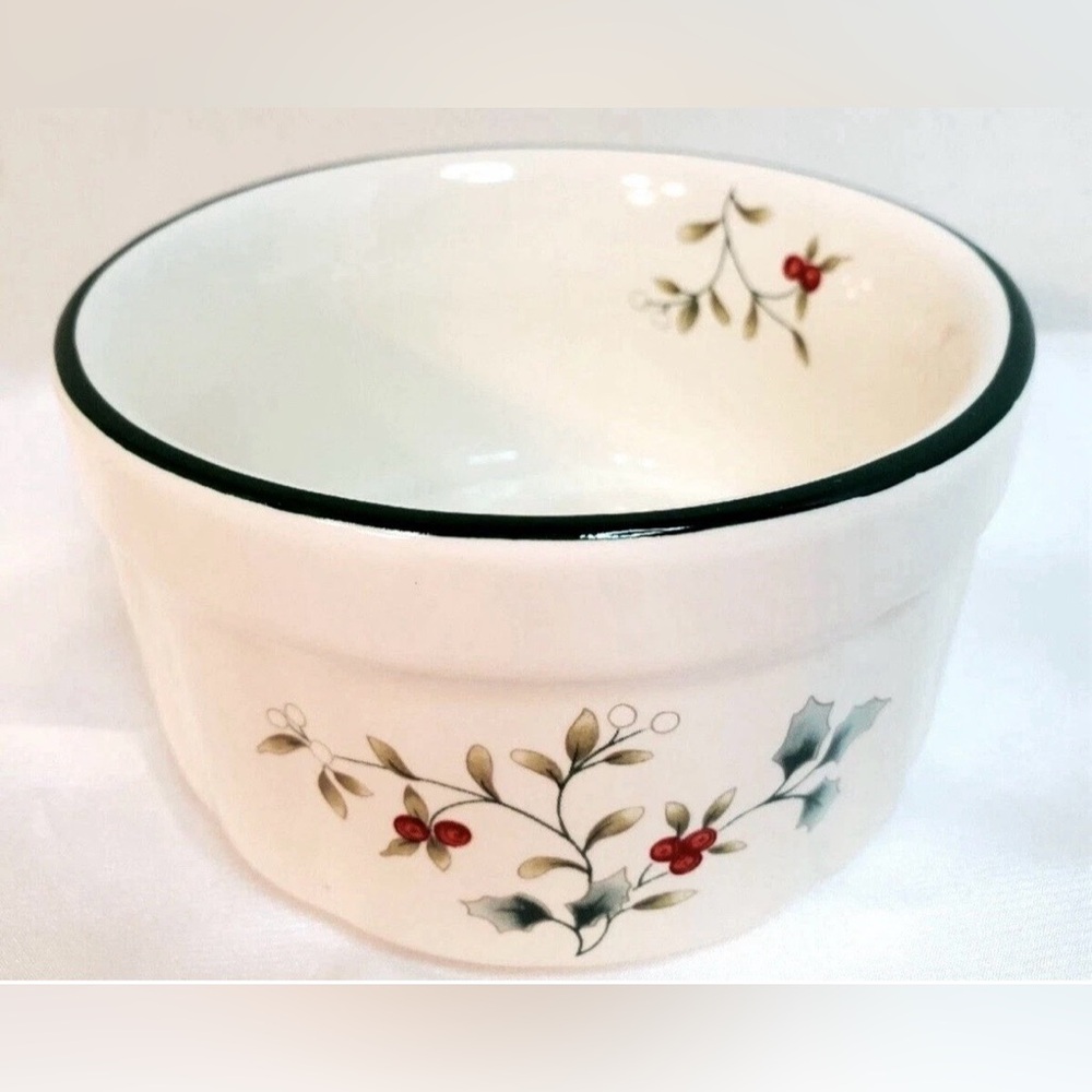 Pfaltzgraff Winterberry 12 oz Sculpted Dip Bowl Ramekin Christmas 4.5” Wx 2.5 H